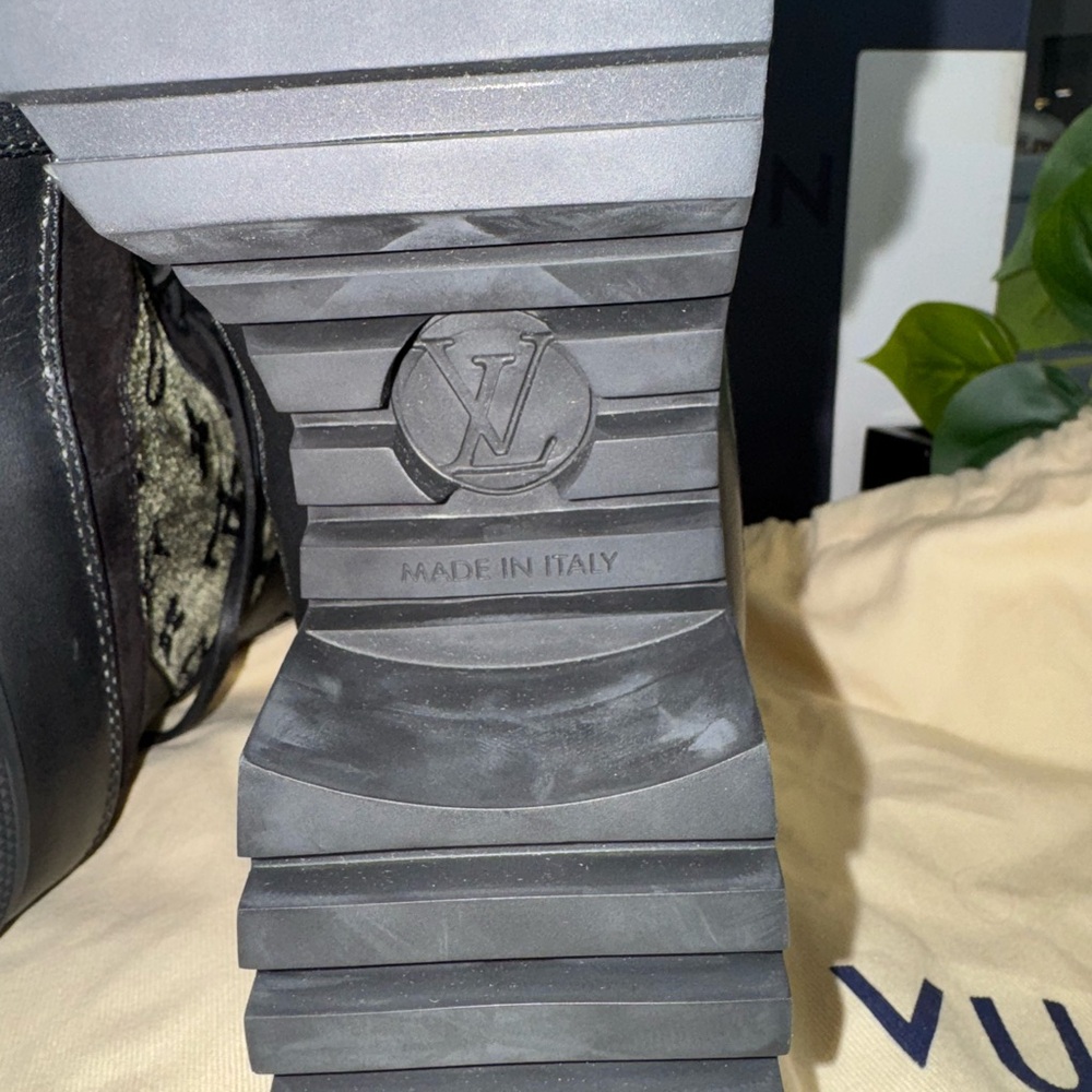 Louis Vuitton Velvet Calfskin Monogram Laureate Platform Desert Boots - Picture 5 of 12